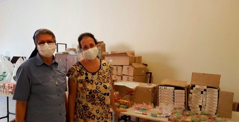 Ex-aluna do CIC é voluntária no Centro de Atendimento aos Refugiados e contribui com a campanha do Dia das Crianças